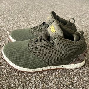 STRIKE MVMNT Chill Pill Mid, Cross Trainers